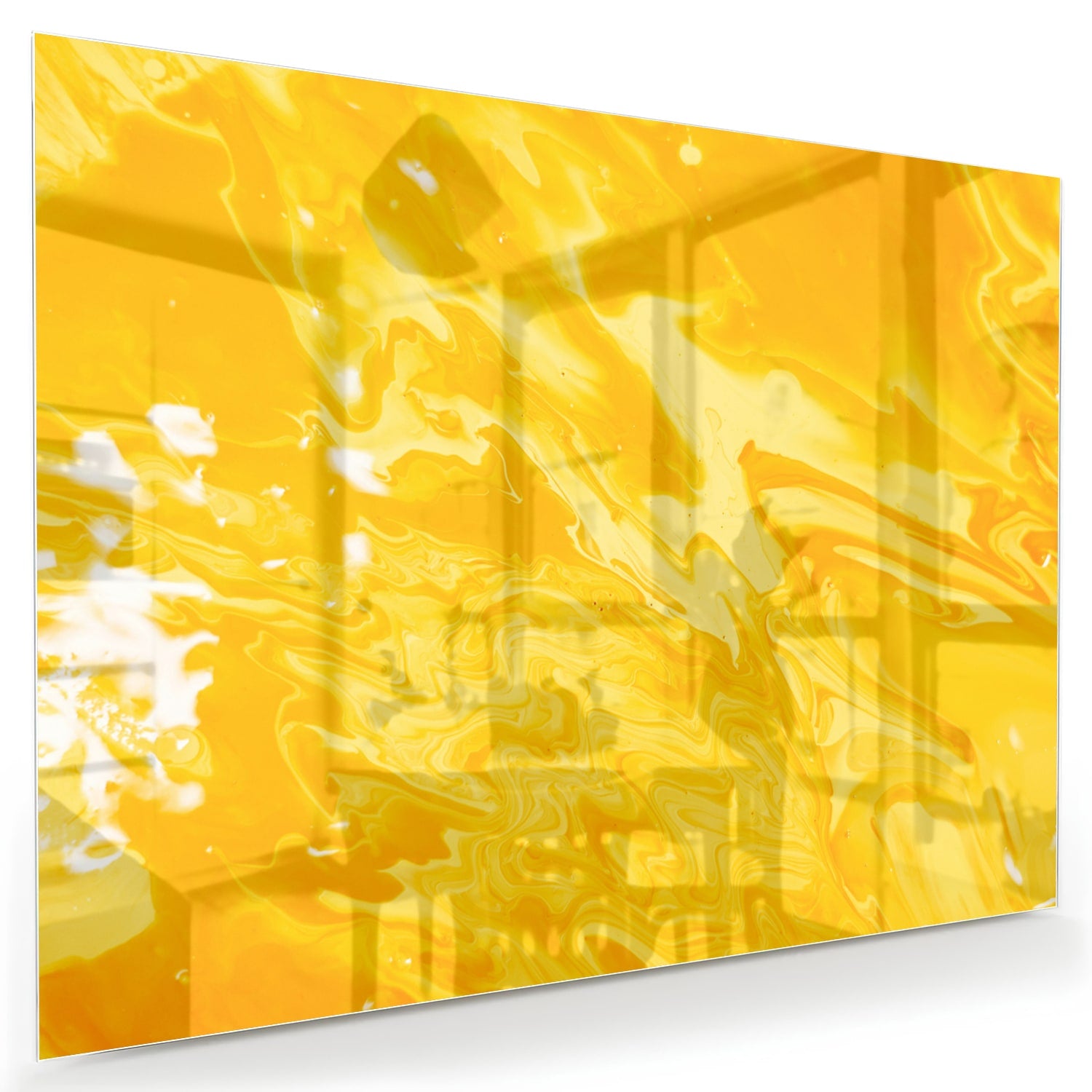 Abstract geel glazen schilderij aan de muur in een moderne woonkamer.