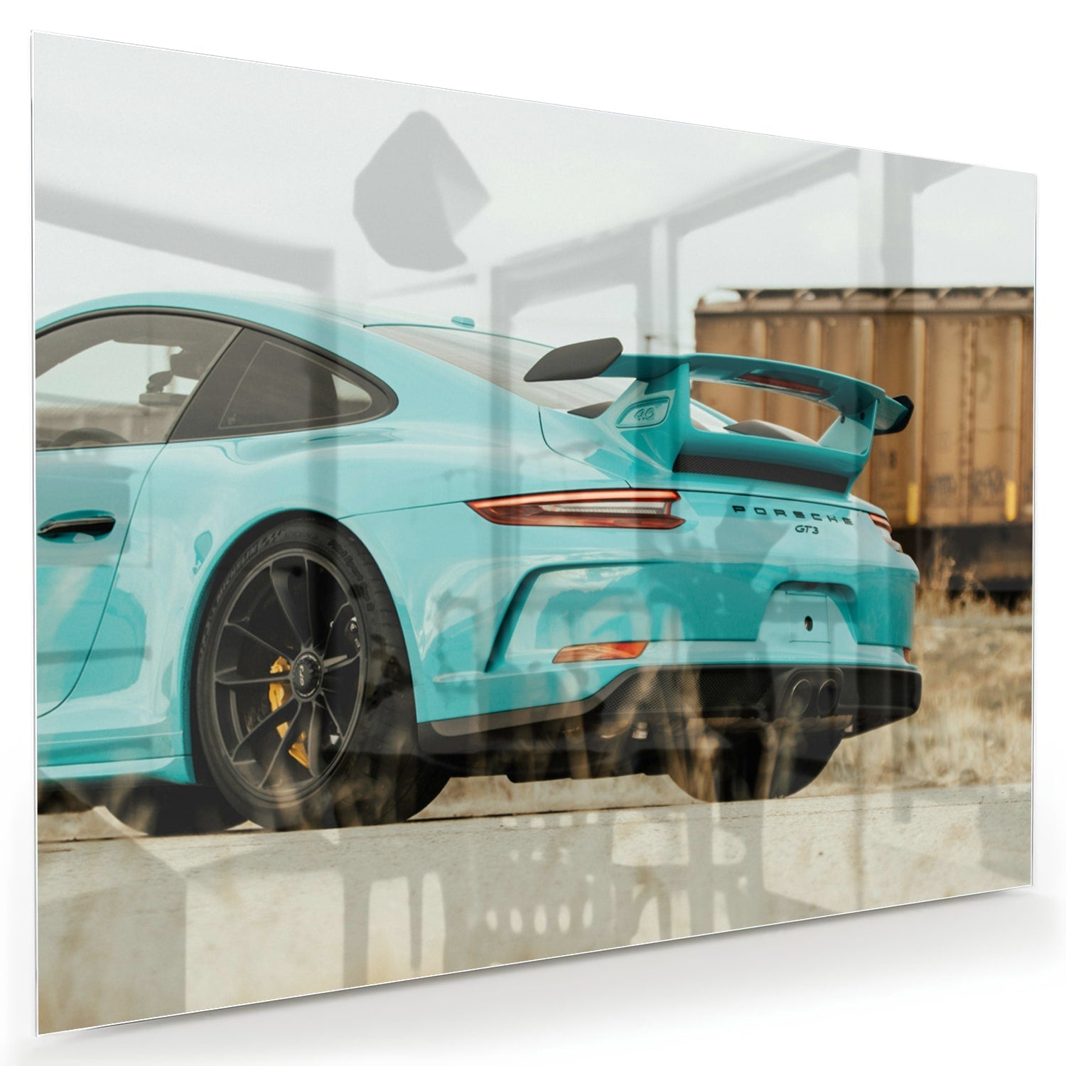 Glazen schilderij van een turquoise sportauto aan de muur in een moderne woonkamer