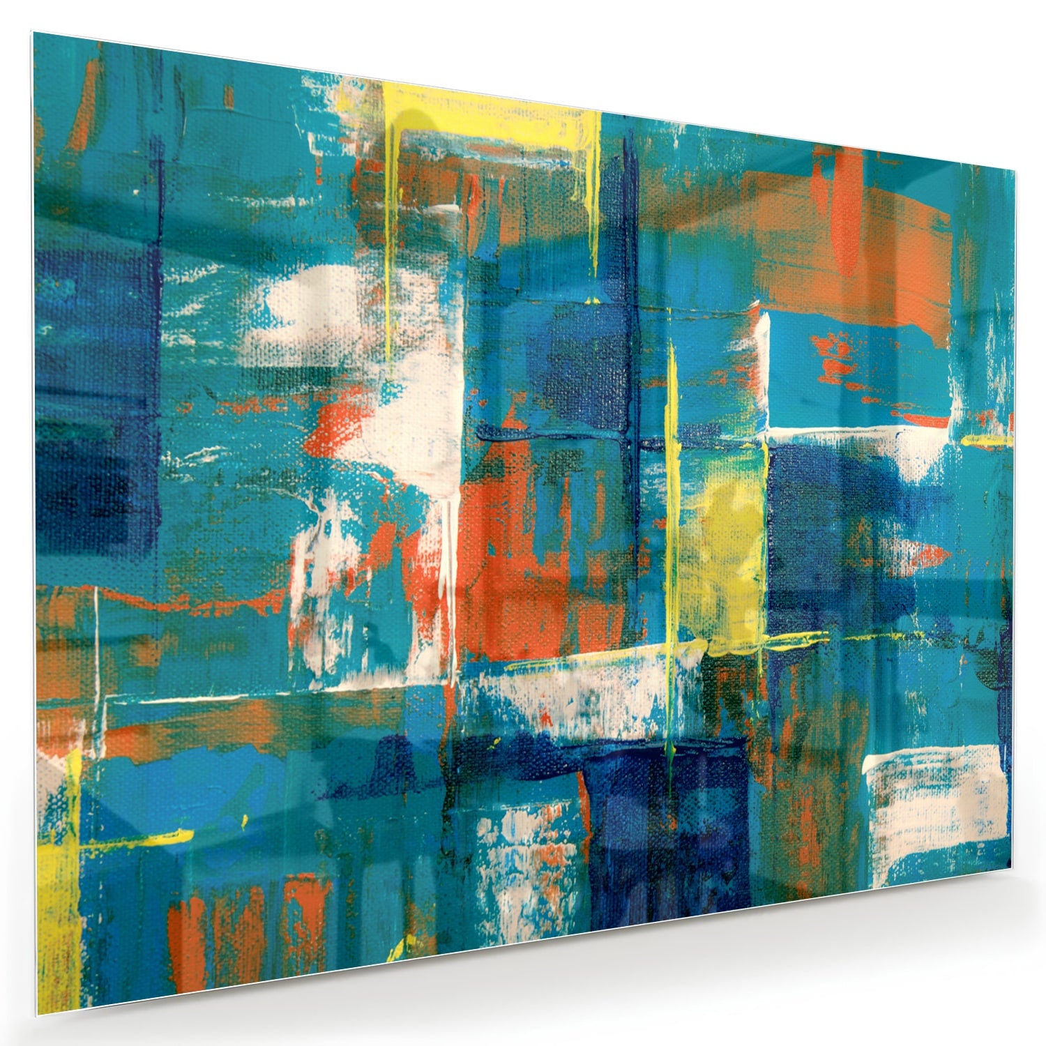 Kleurrijk abstract glazen schilderij in turquoise en oranje, genstalleerd in een moderne woonkamer.