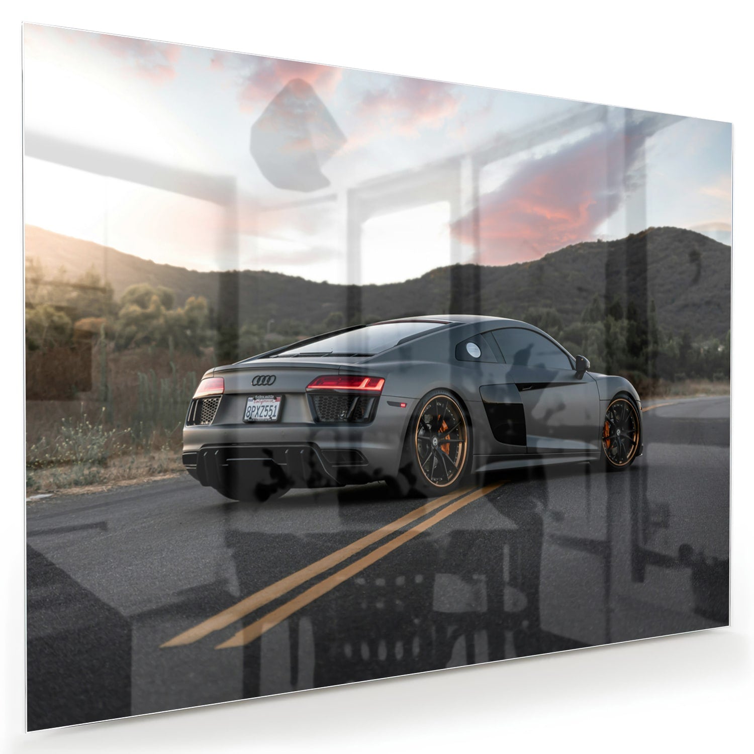 Glazen schilderij van een sportwagen afgebeeld in de natuur met bergen op de achtergrond.