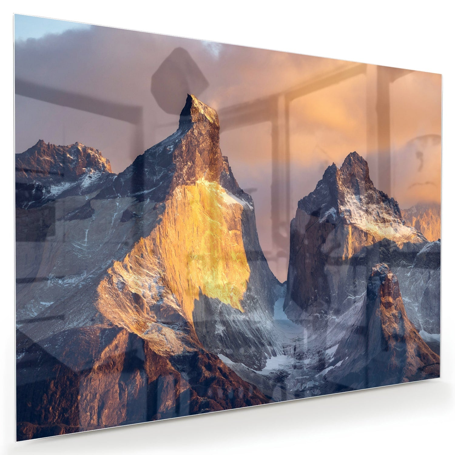 Een glazen schilderij van majestueuze bergen met gouden ochtendlicht