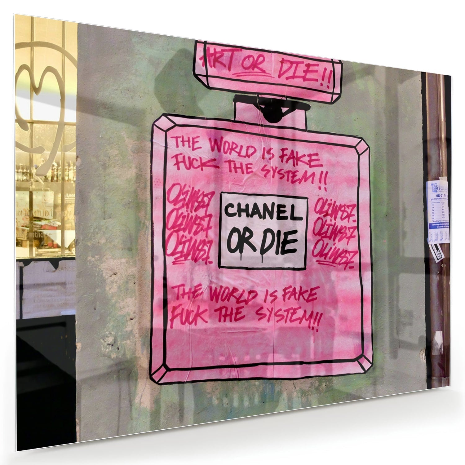 Glazen schilderij met de tekst 'Chanel or Die' in felle kleuren aan de muur.