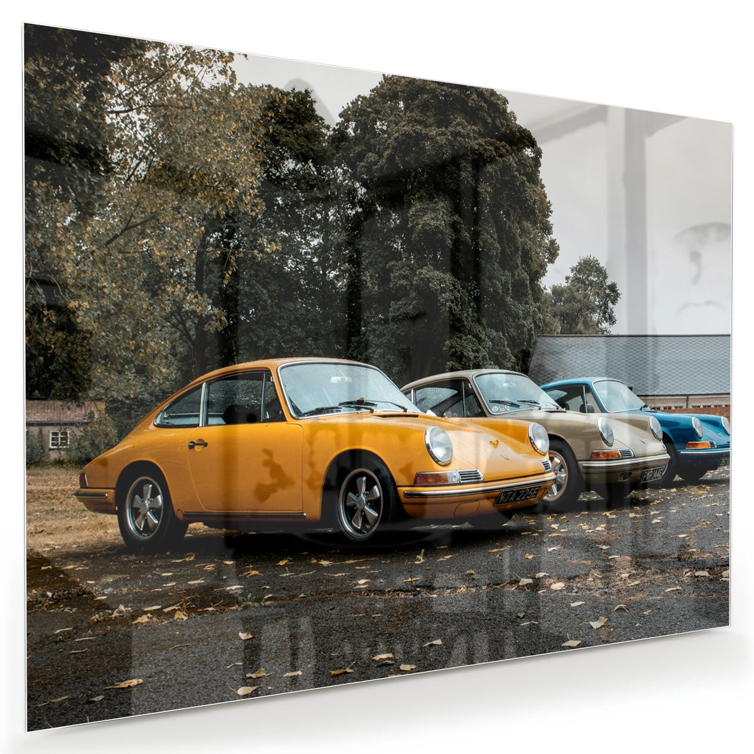 Glazen schilderij van een gele auto in een moderne woonkamer