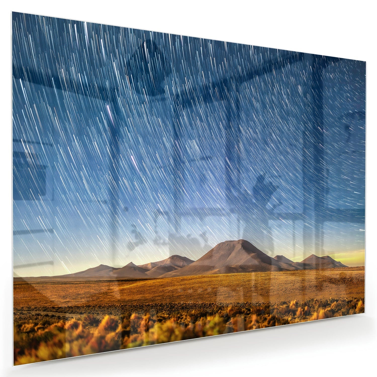 Glazen schilderij met sterrenhemel boven bergen, hangend aan de muur.