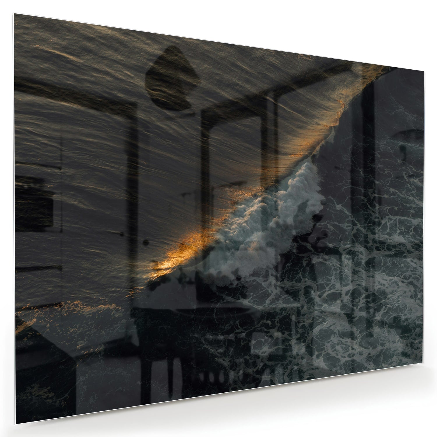 Zwart glazen schilderij van een zeegezicht met gouden accenten, hangt aan een lichtgekleurde muur.