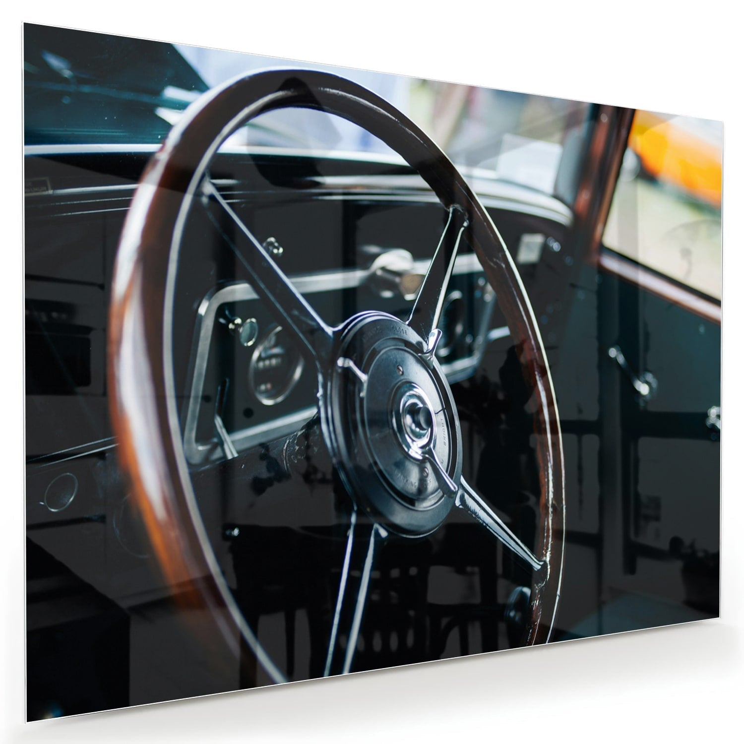Glazen schilderij van een vintage autostuur aan de muur