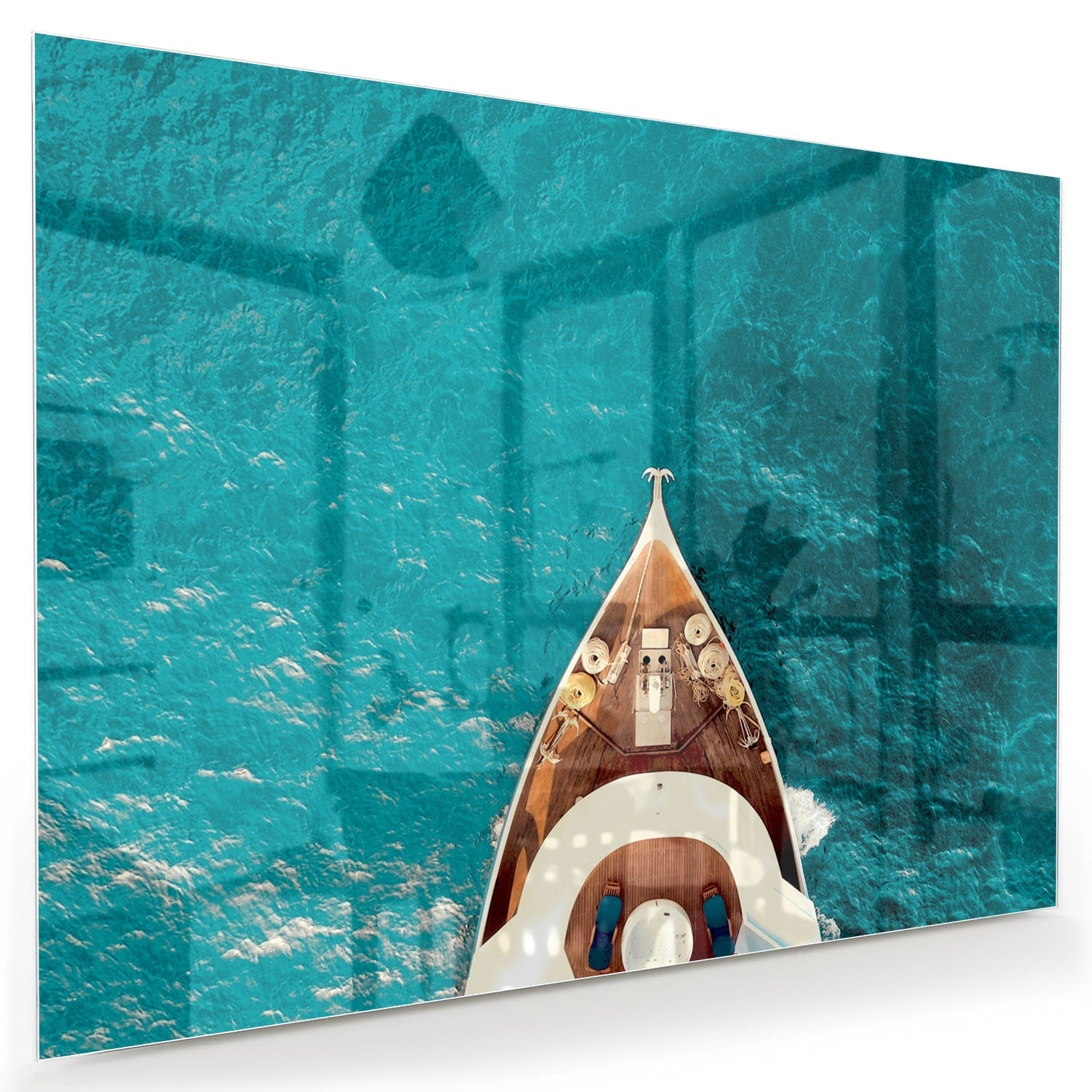 Glazen schilderij van een boot die boven helder turquoise water ligt.