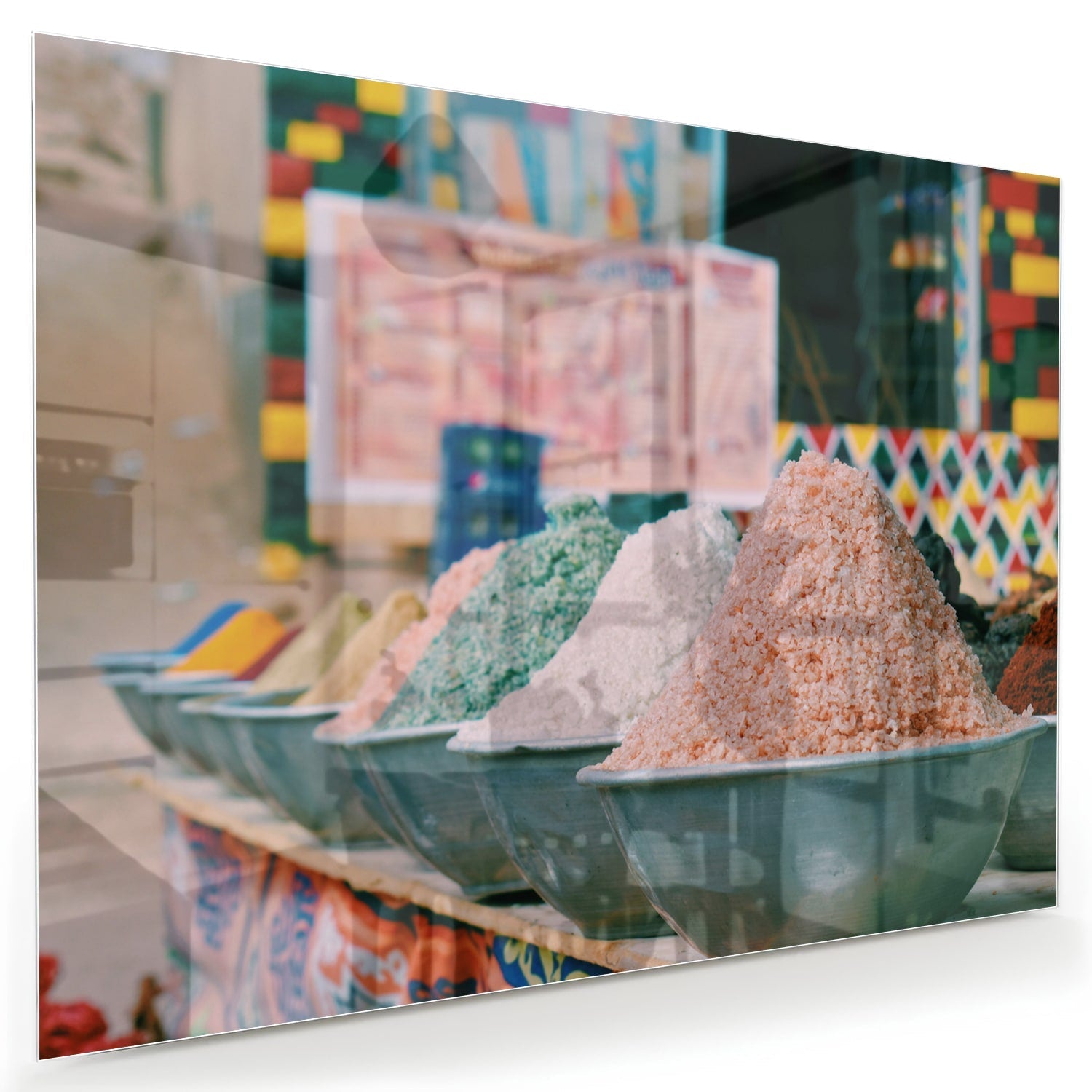 Kleurrijk glazen schilderij met verschillende specerijen in schalen