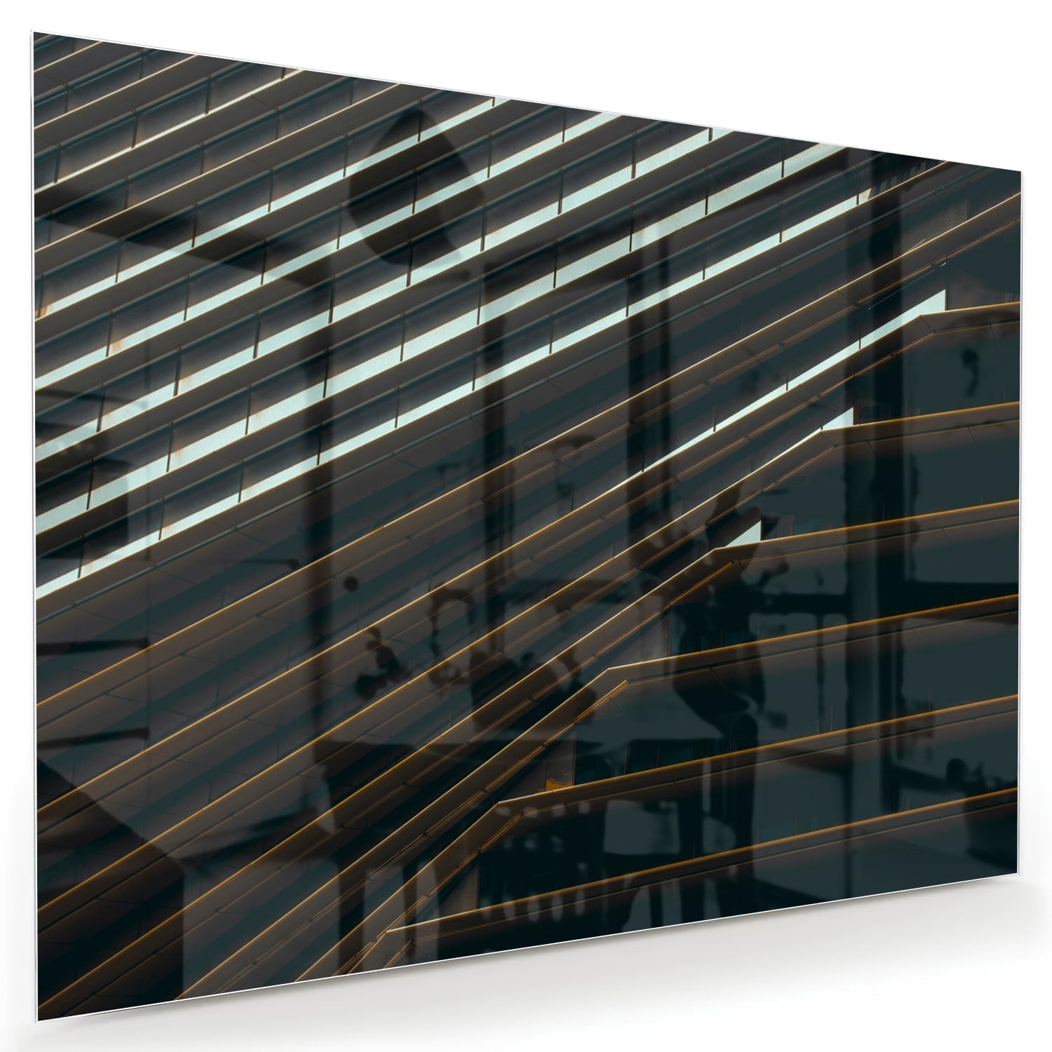 Stijlvol glazen schilderij met zwarte lijnen aan de muur in een moderne woonkamer.