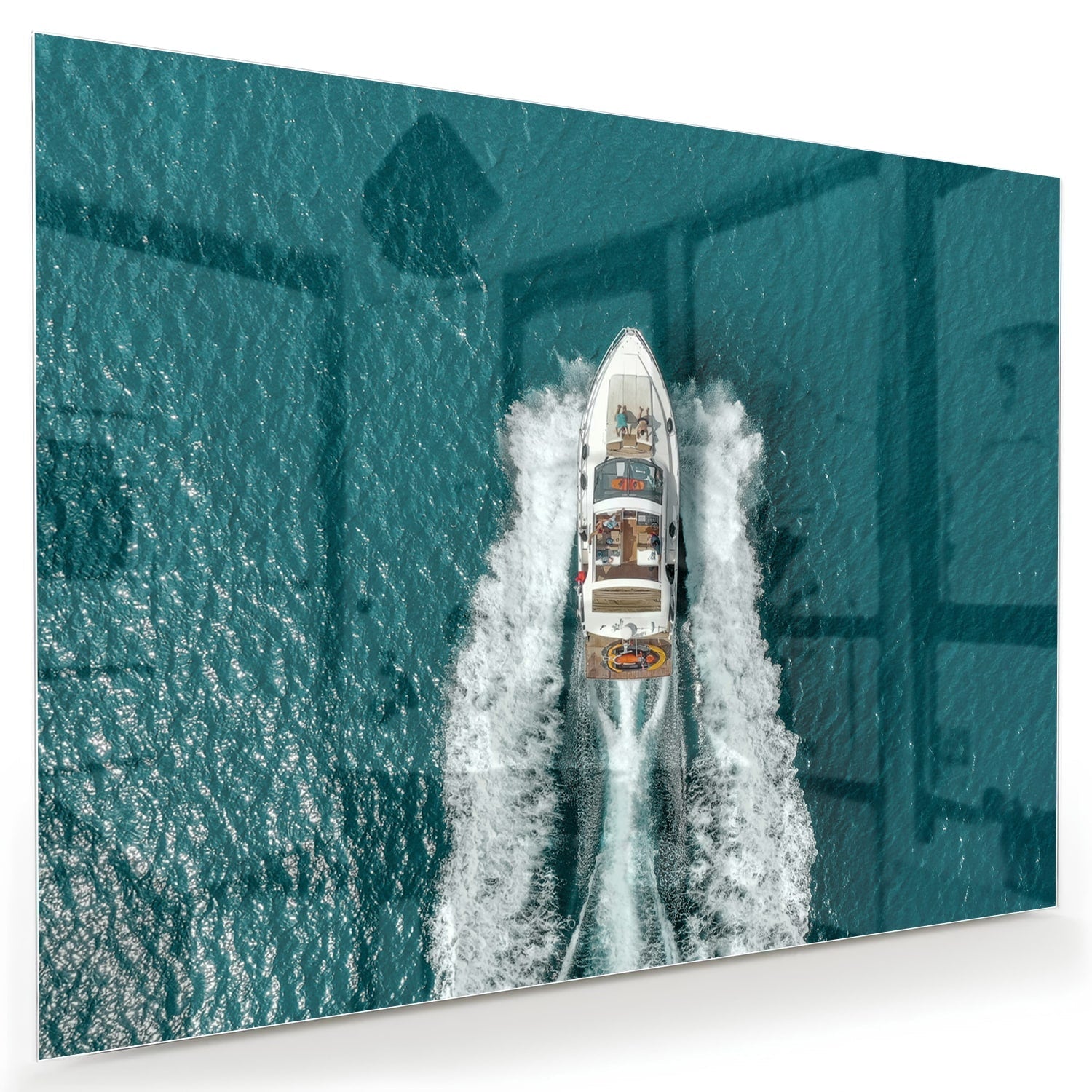 Glazen schilderij van een boot die door turquoise water vaart.