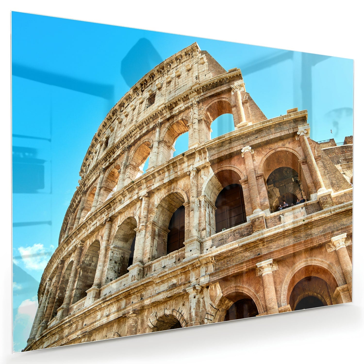 Een glazen schilderij van het Colosseum in Rome met een blauwe lucht achtergrond.