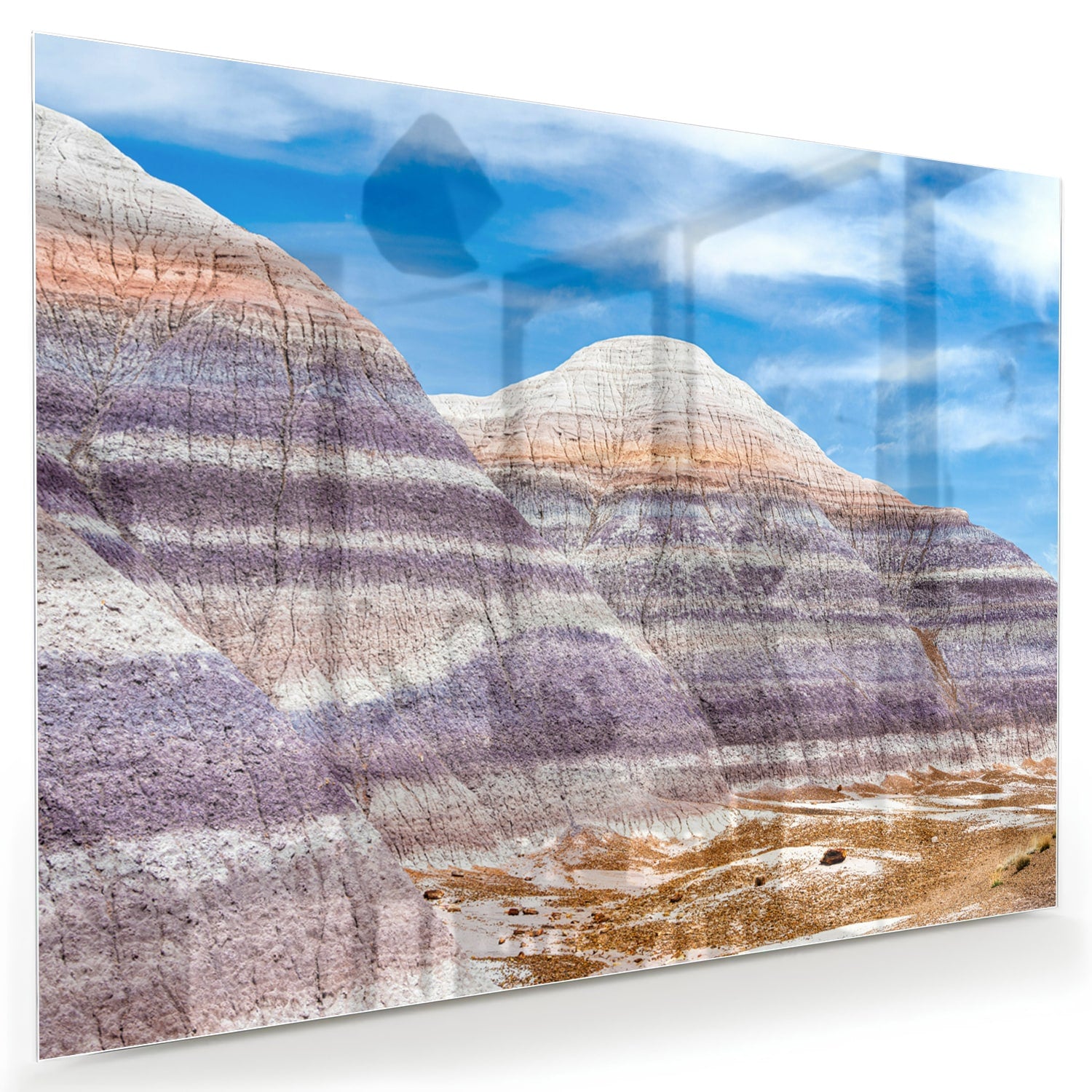 Glazen schilderij van bergen met een blauwe lucht in een moderne woonkamer.