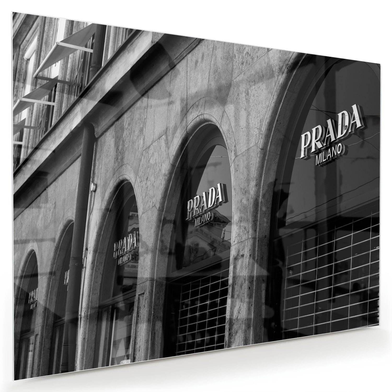 Glazen schilderij van een Prada etalage in zwart-wit, geschikt voor moderne interieurs.