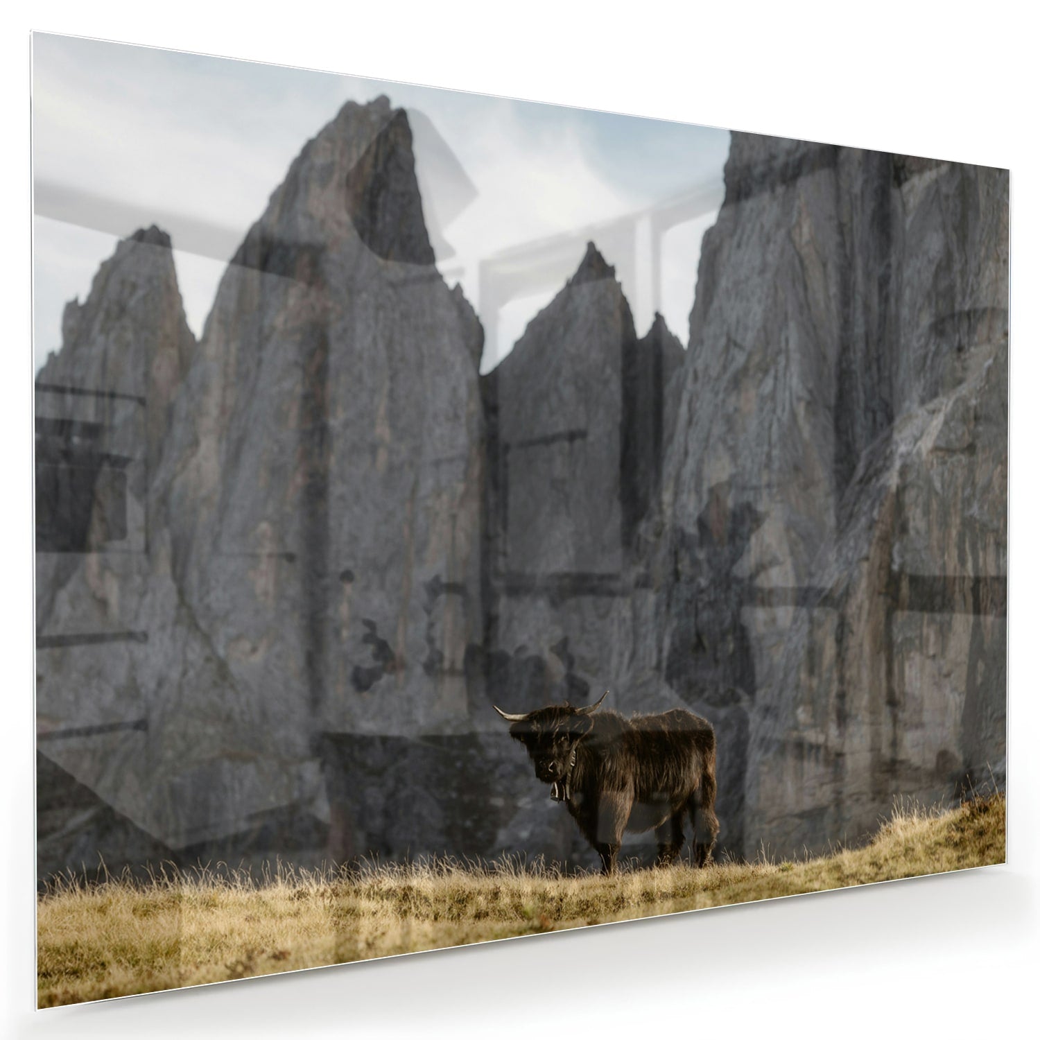 Glas schilderij van bergen met een koe in een groene wei.