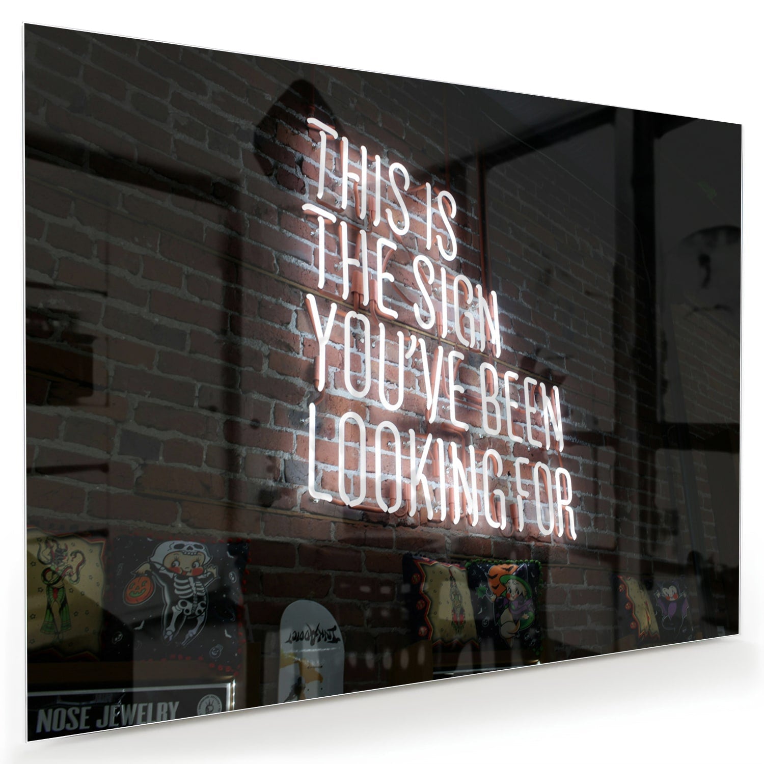 Glazen schilderij met inspirerende tekst in een modern interieur.