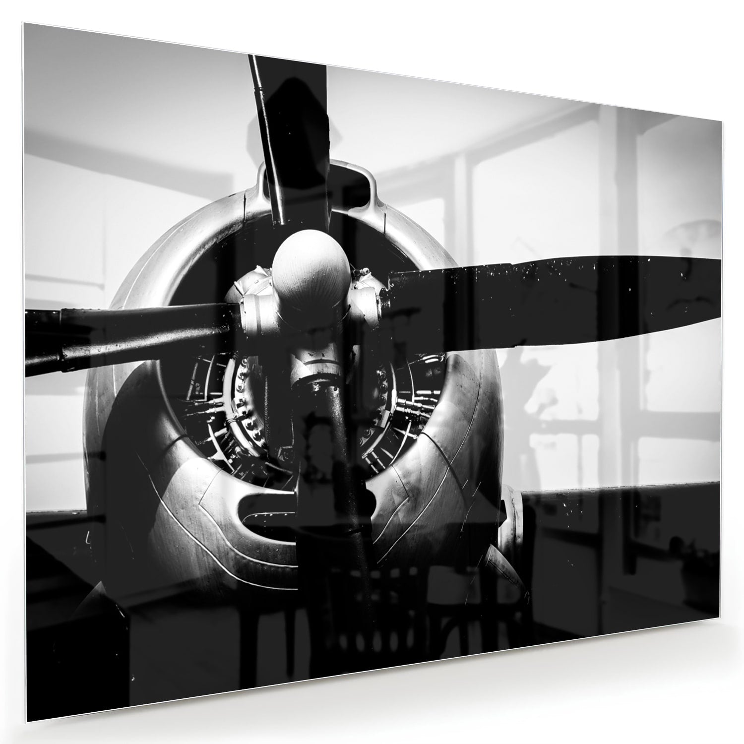 Zwart-wit glazen schilderij van een vintage vliegtuigpropeller tegen een lichte muur.