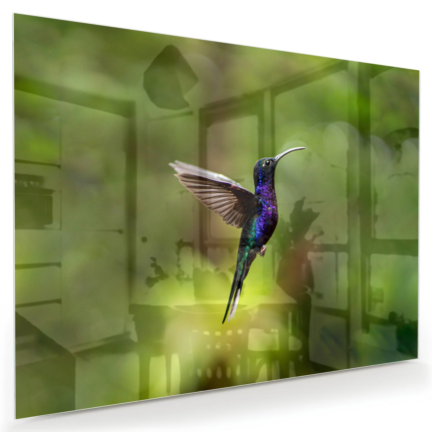 Een glazen schilderij van een kolibrie die vloog voor een groene achtergrond in een lichte kamer.