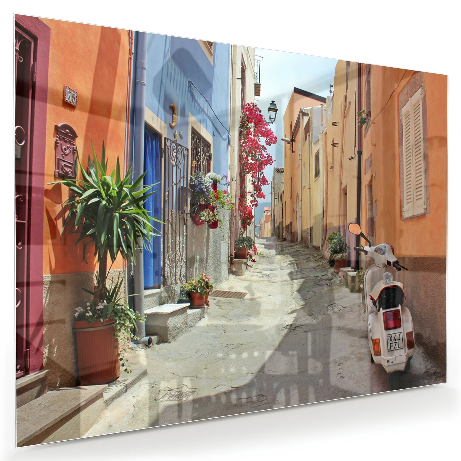 Glazen schilderij van een kleurrijke straat met een Vespa en bloeiende planten.