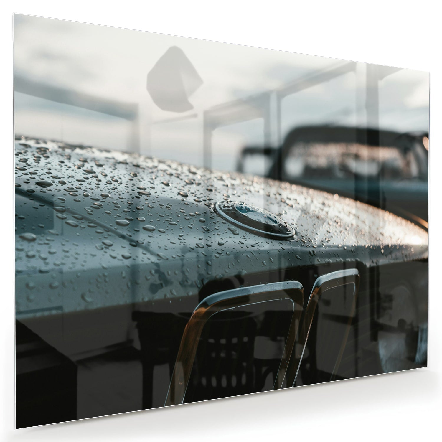 Glazen schilderij van een natte autoruit in een modern interieur