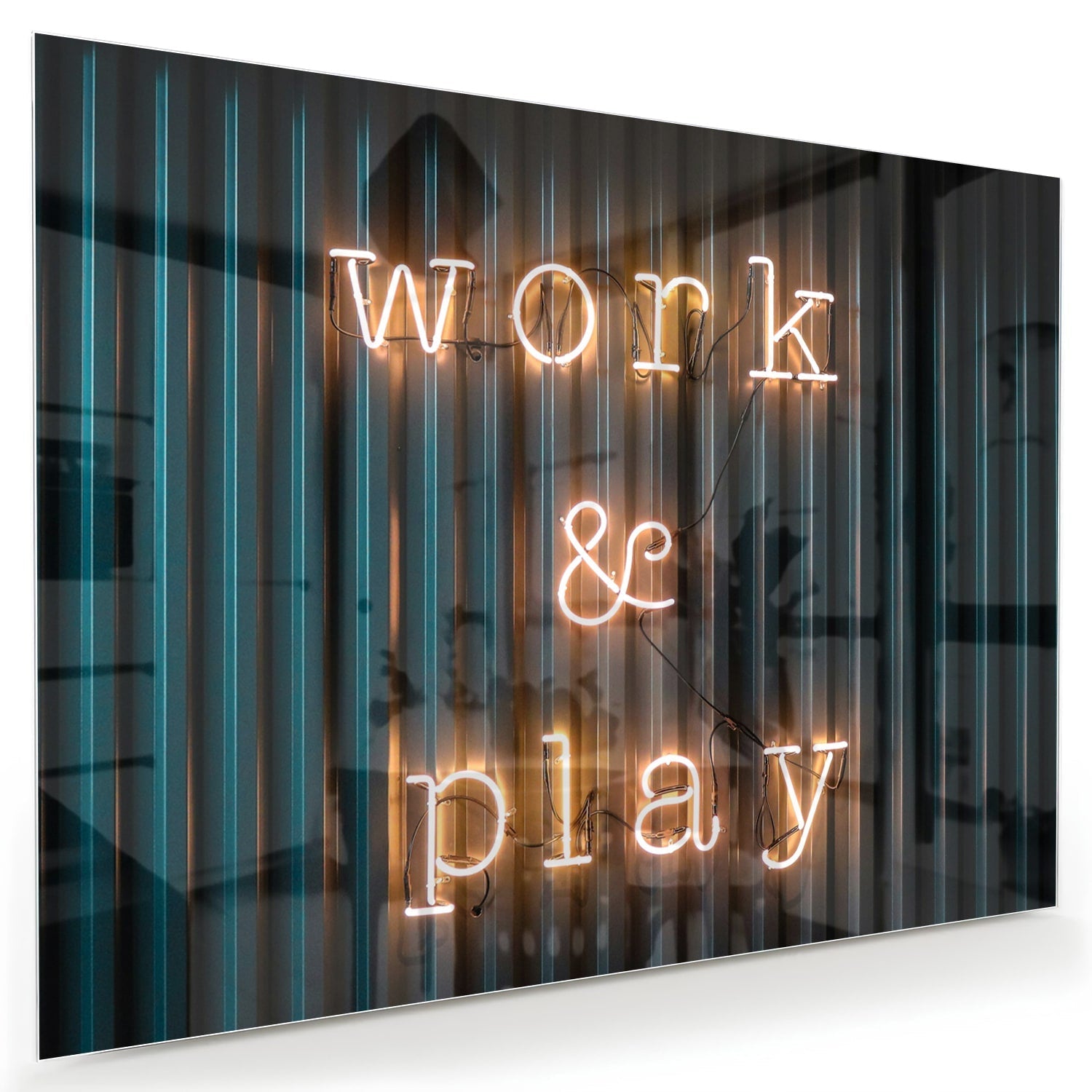 Glazen schilderij met de woorden 'Work & Play' in sfeervolle verlichting.