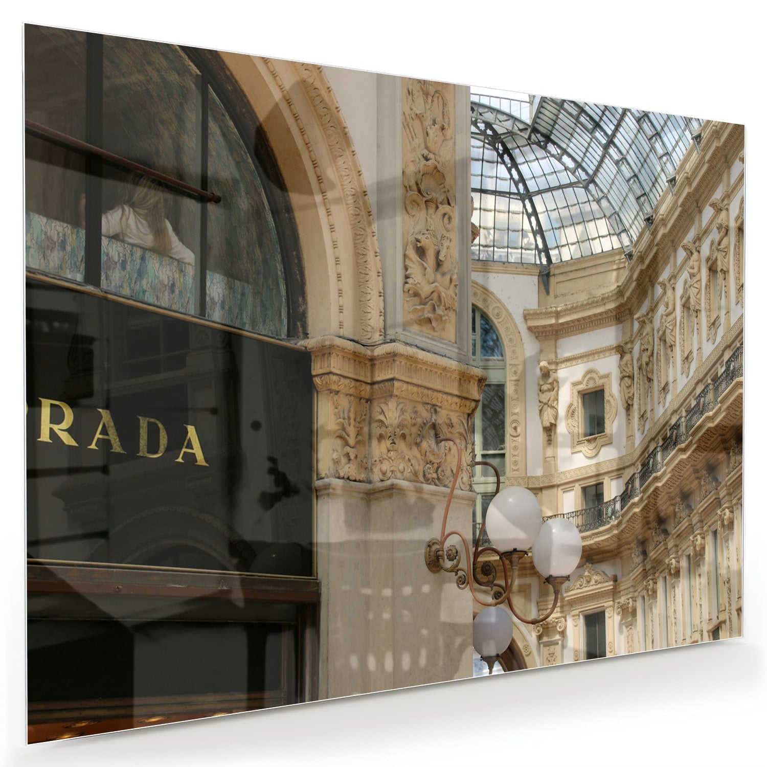 Glazen schilderij van een luxe boetiek met elegante details