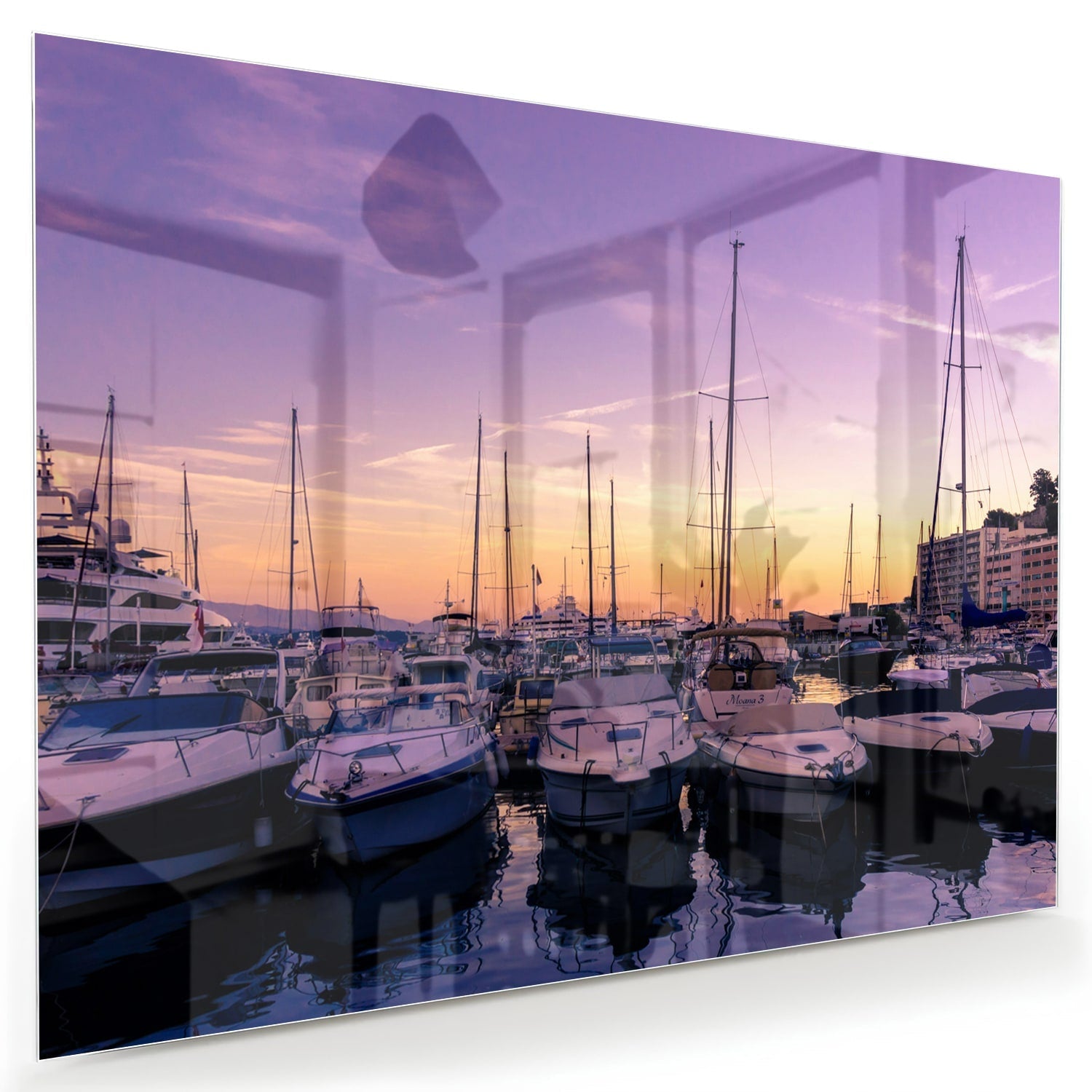 Glazen schilderij van een zonsondergang bij de haven met boten