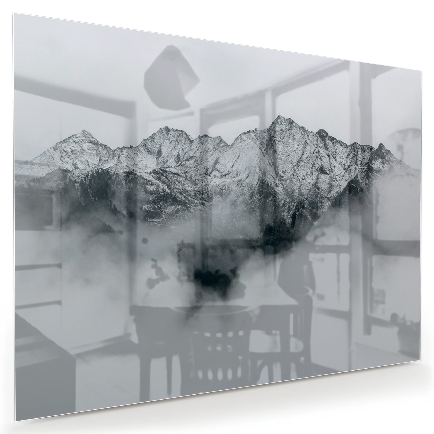 Glazen schilderij met bergen in zwart-wit, hangend aan de muur