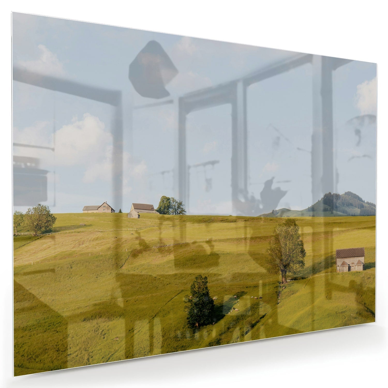 Glazen schilderij met groene heuvels en boerderijen op een witte muur.