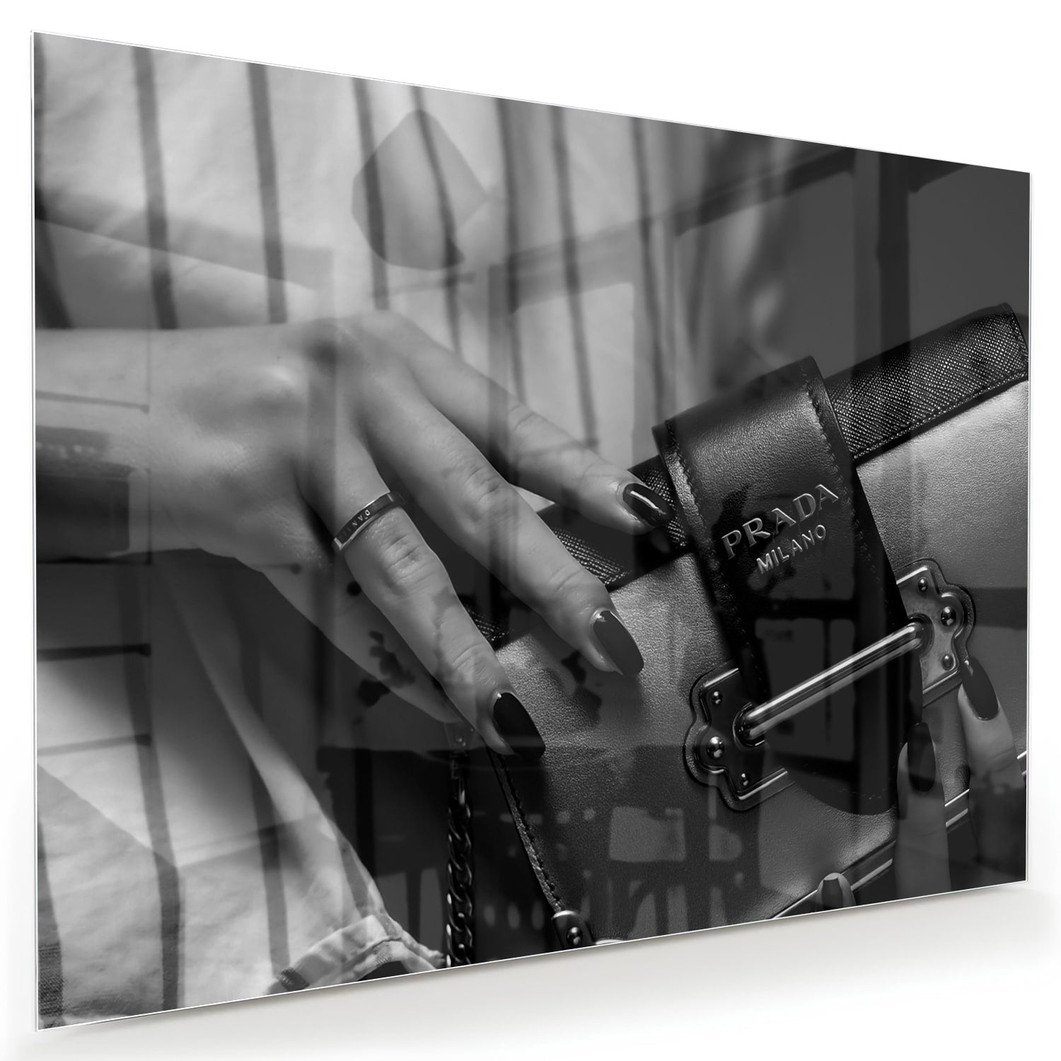 Glazen schilderij met close-up van luxe accessoires op een wand.