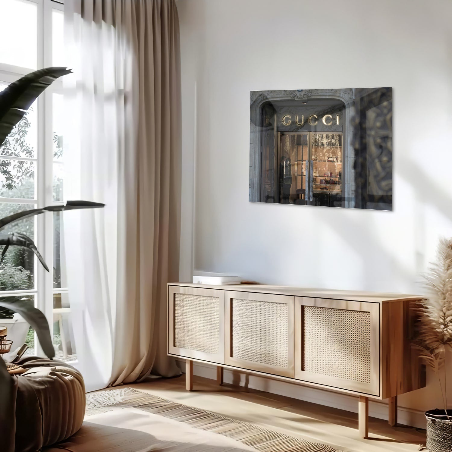 Elegant glazen schilderij van de Gucci etalage in een modern interieur.