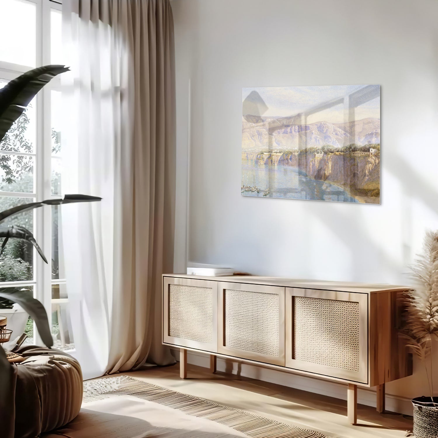 Glazen schilderij van een berglandschap met een rivier, hangend aan de muur.