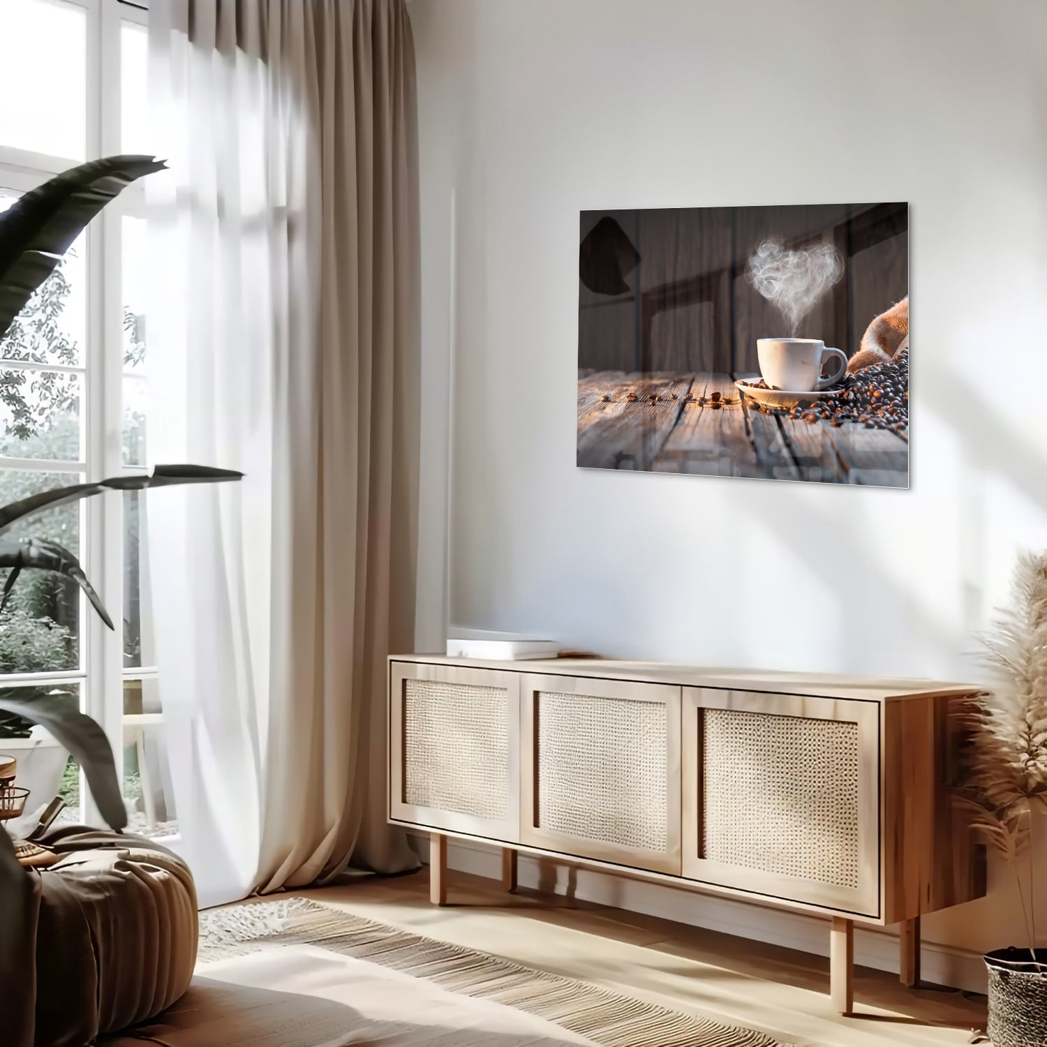 Glazen schilderij met een dampende kop koffie en koffiebonen op een houten tafel.