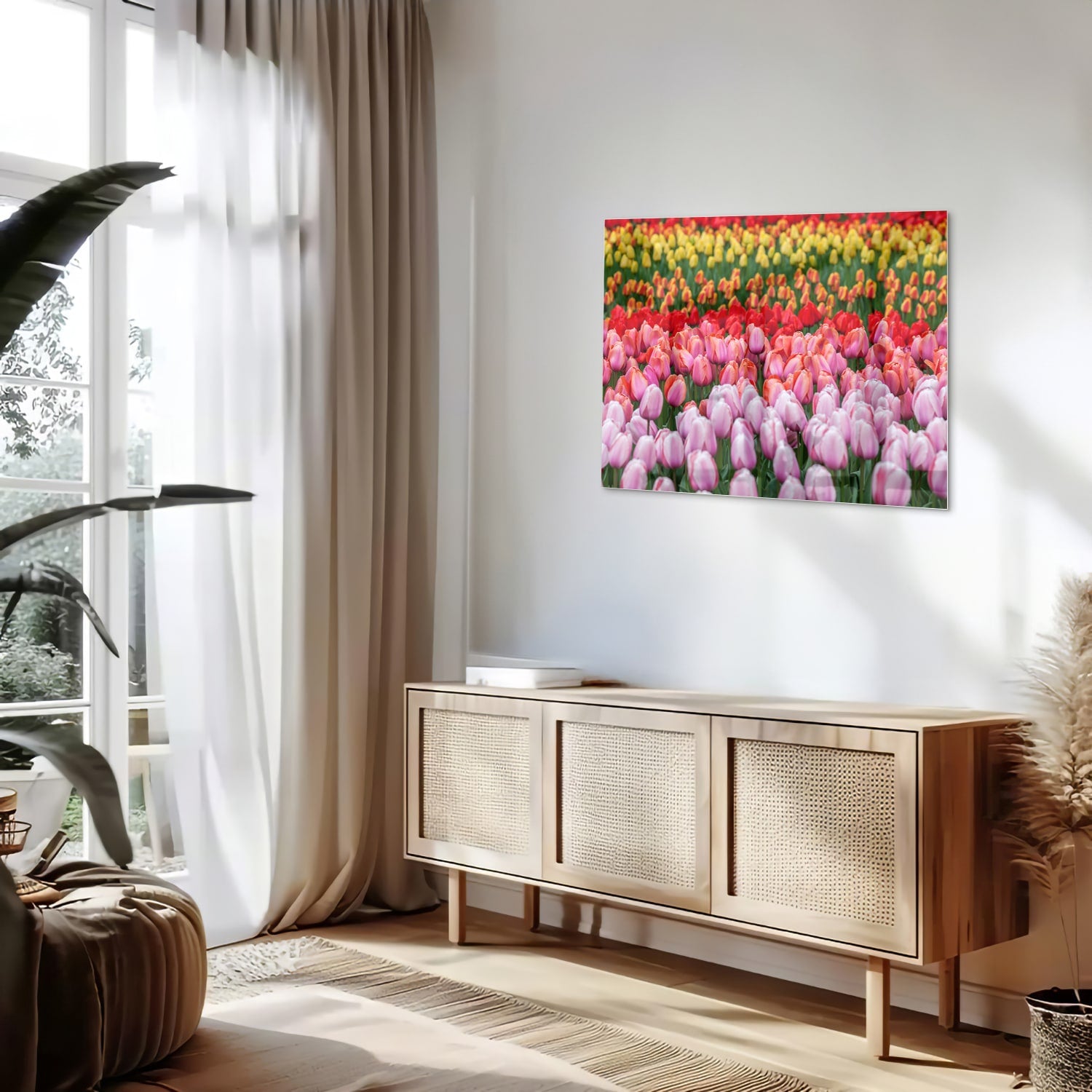 Glazen schilderij van kleurrijke tulpen in een tuin setting.