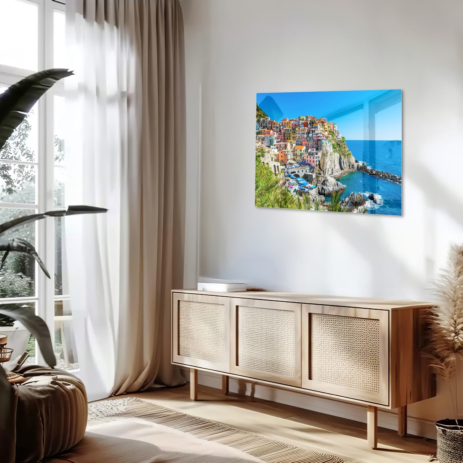 Glazen schilderij van een kleurrijke kustlijn met huizen aan de zee