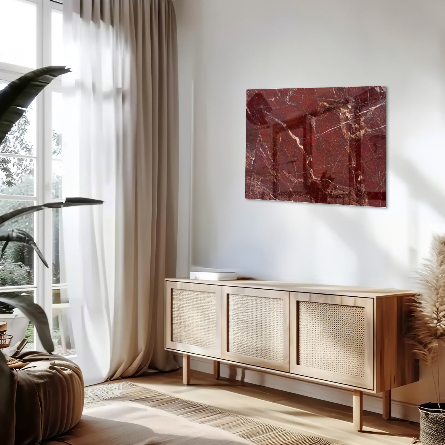 Rood glazen schilderij met marmerlook aan de muur boven een houten kast