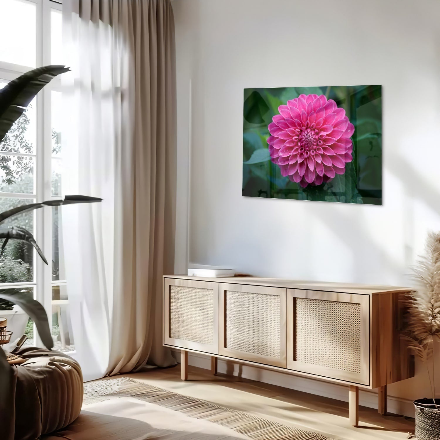 Glazen schilderij met een grote roze bloem, perfect voor wanddecoratie.
