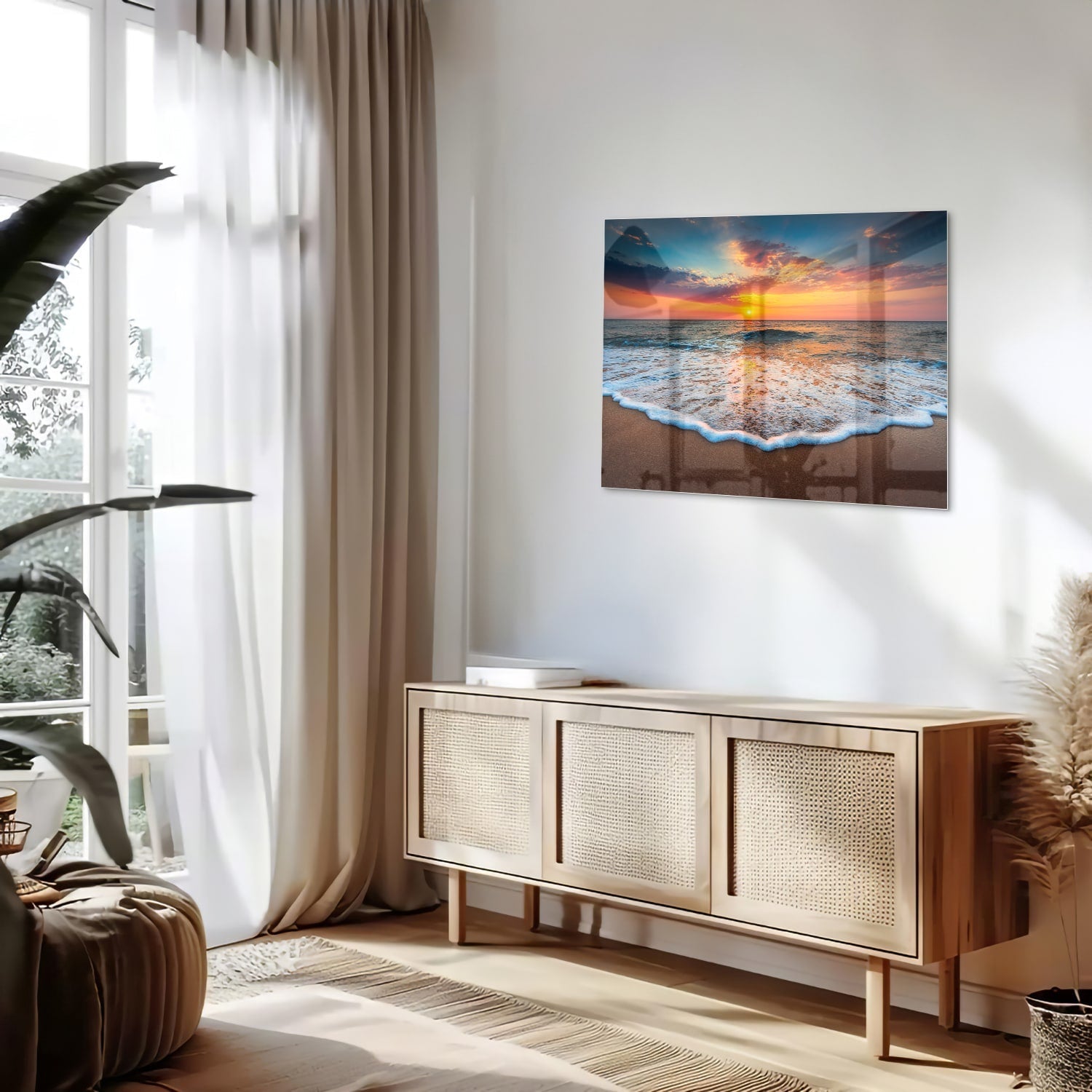 Glazen schilderij van een zonsondergang boven de zee met een warme kleurenpalet.