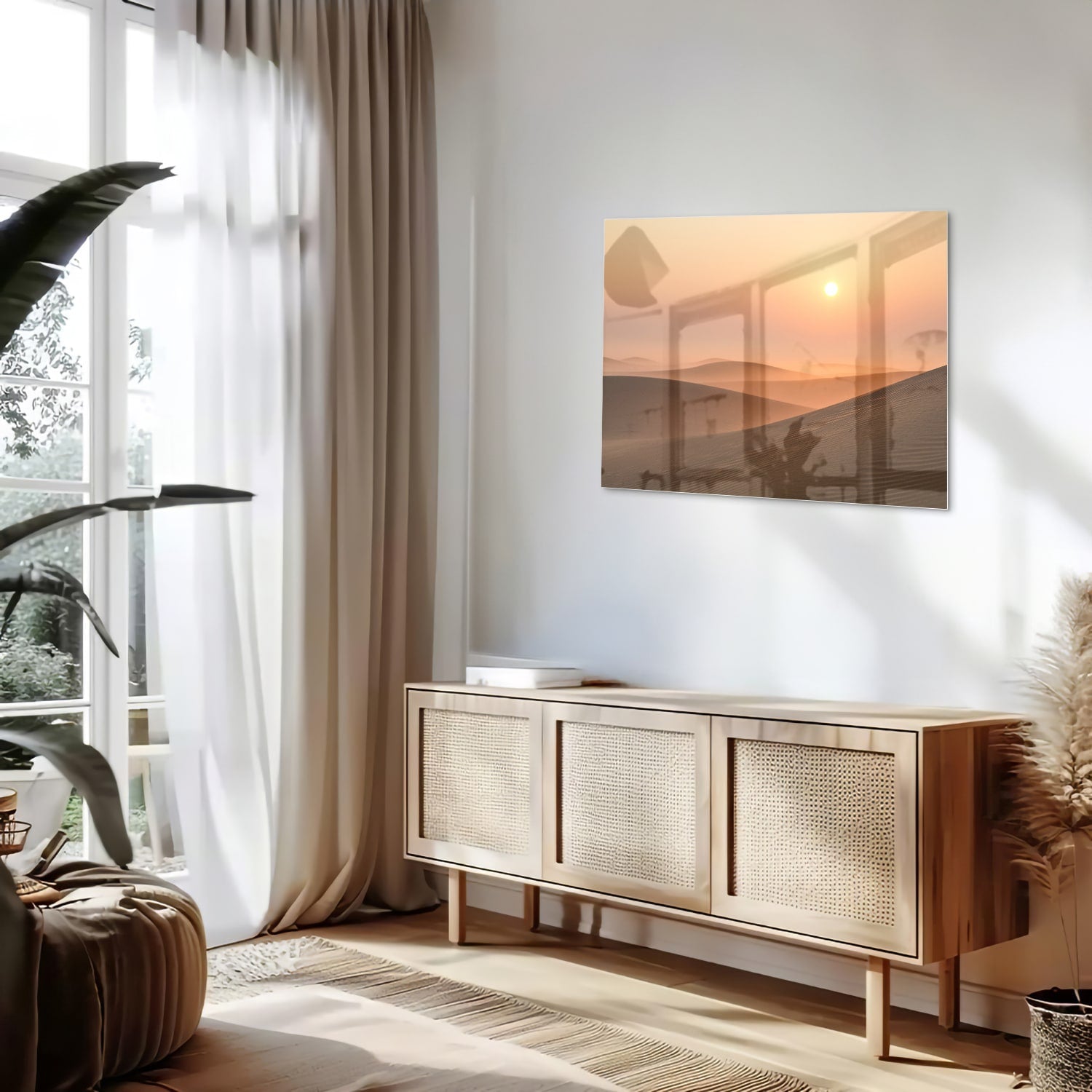 Glazen schilderij van een zonsondergang met warme kleuren in een modern interieur.