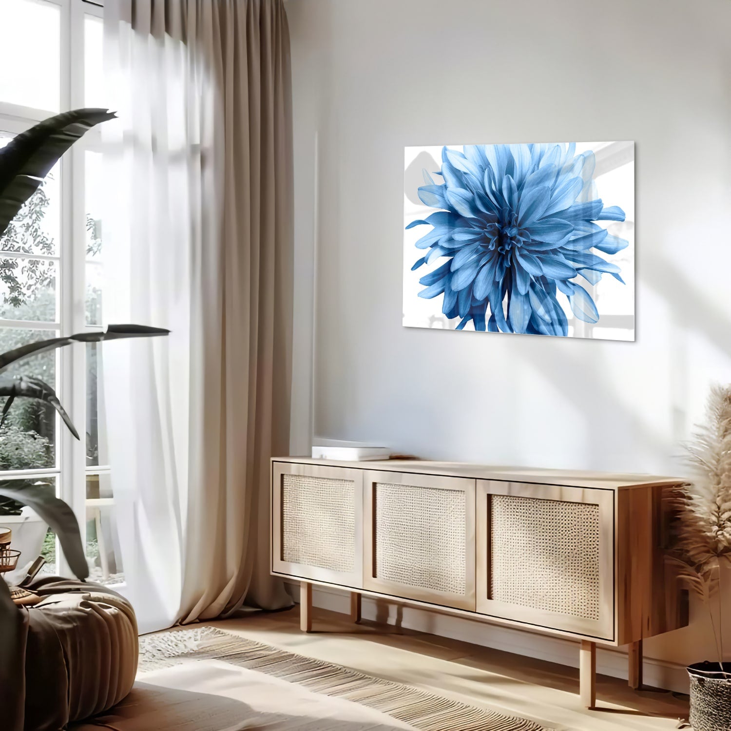 Glazen schilderij van een blauwe bloem in een moderne woonkamer