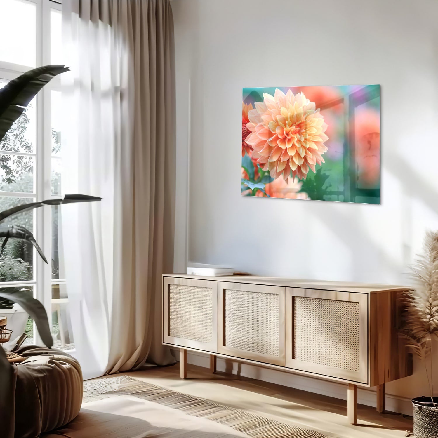 Glazen schilderij met een pastelroze dahlia in een modern interieur