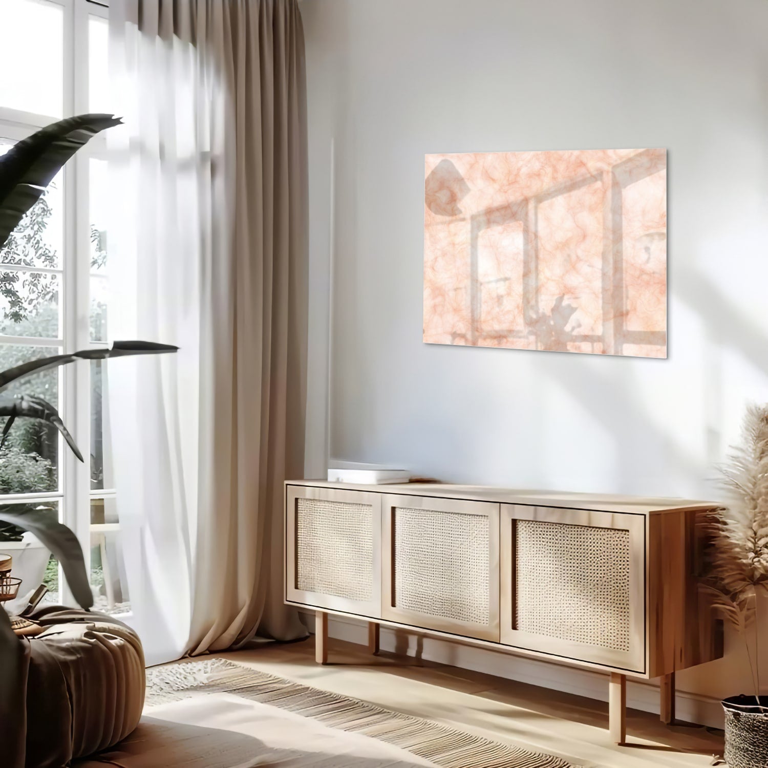 Lichtroze abstract glazen schilderij aan de muur boven een houten kast.