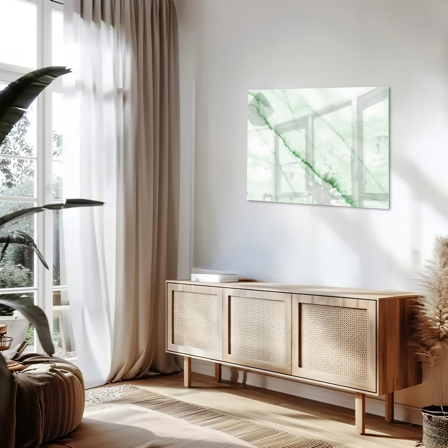 Glazen schilderij met een groene marmerlook aan de muur in een moderne woonkamer.