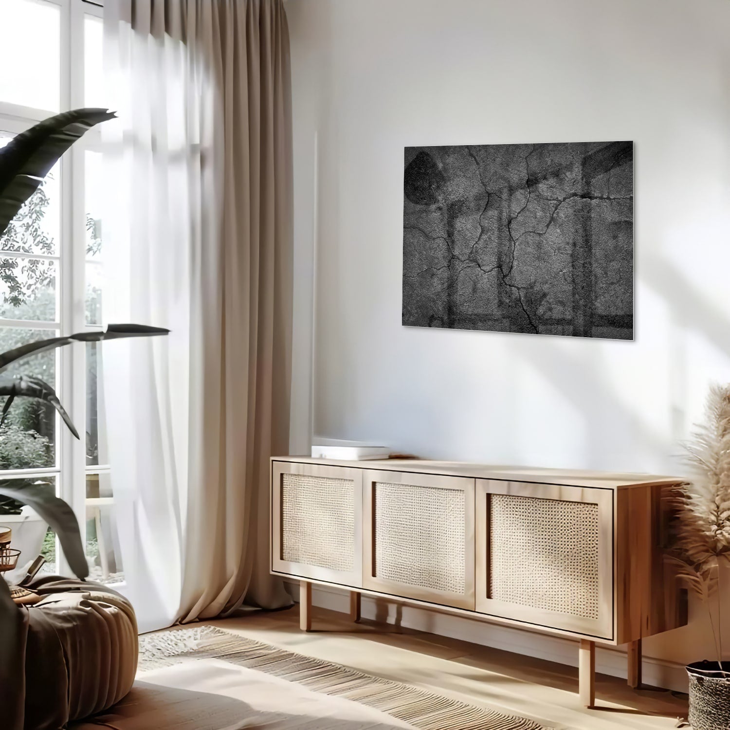 Abstract glas schilderij met een gebarsten textuur aan de muur in een moderne woonkamer.