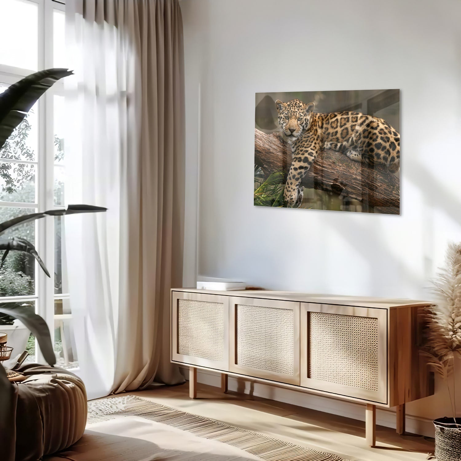 Glas schilderij van een jaguar die op een tak ligt, met een natuurlijke achtergrond.