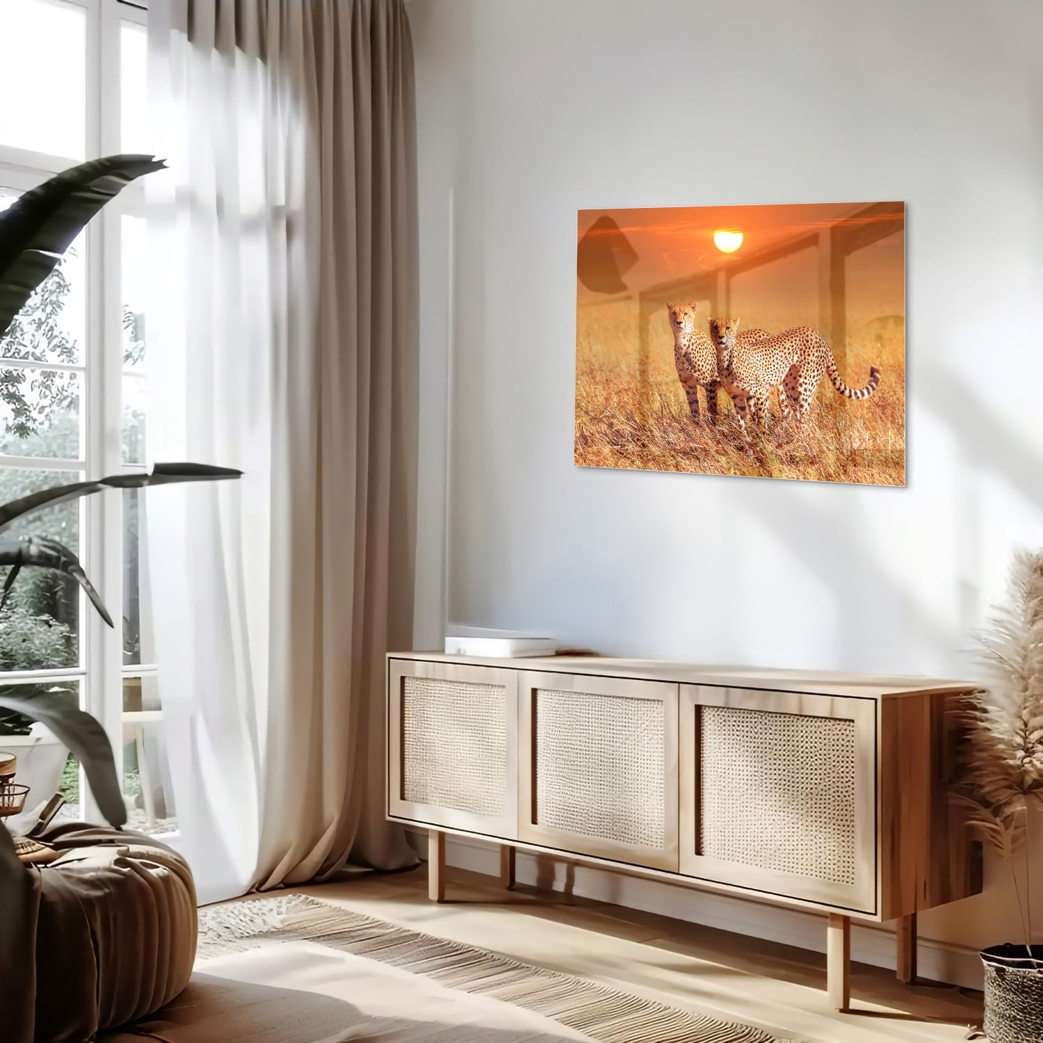 Glazen schilderij van twee cheeta's in een gouden savanne bij zonsondergang.