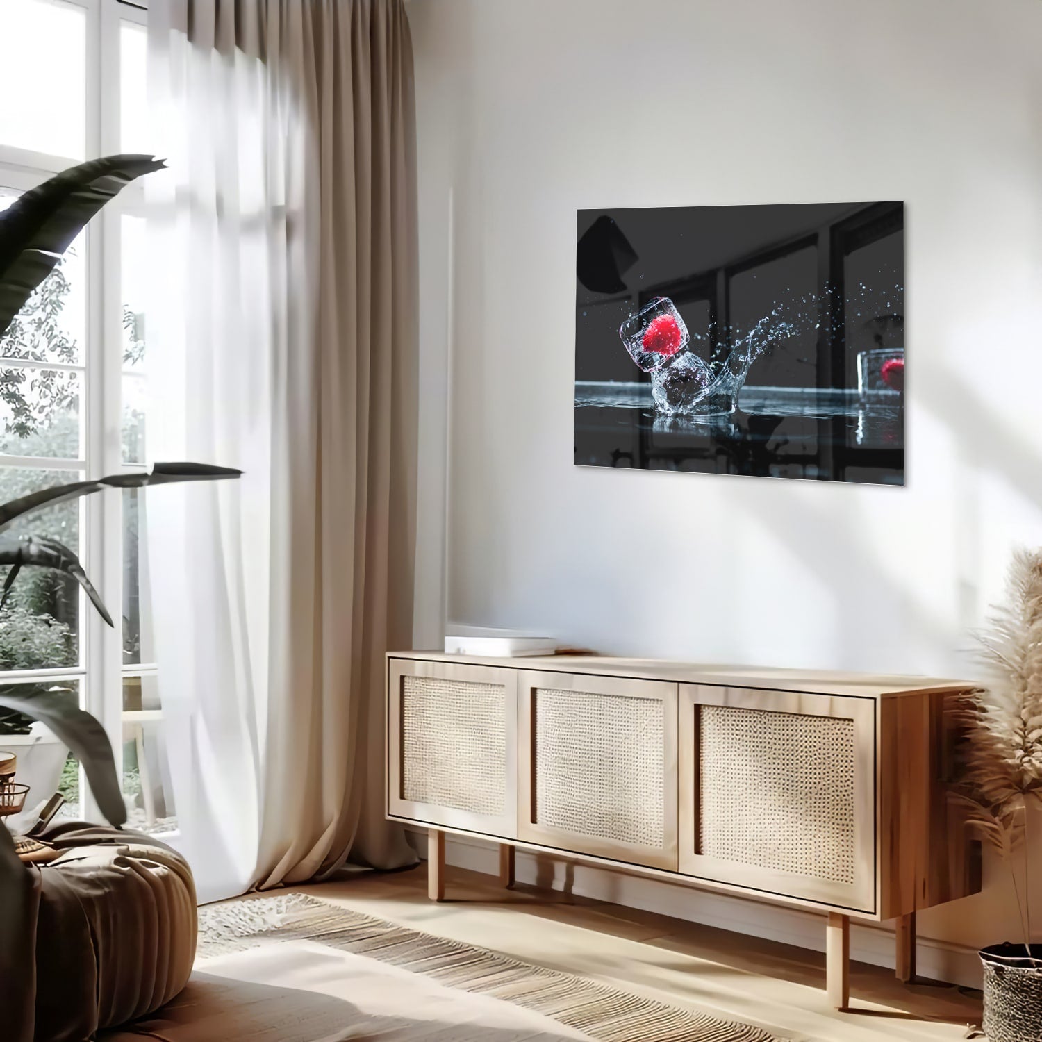 Glazen schilderij van een aardbei die in een glas valt met water splash