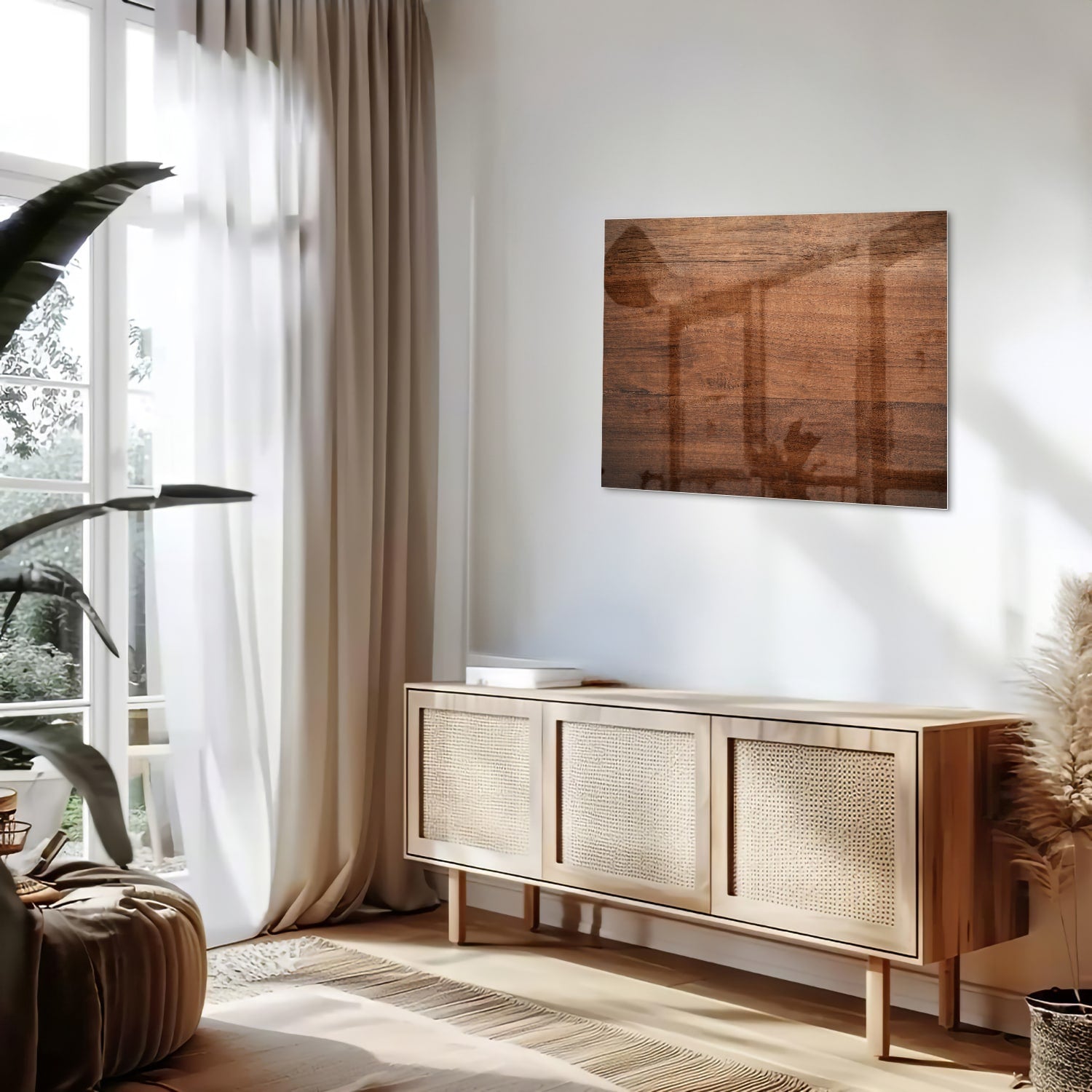 Glazen schilderij in warme houttint hangt boven een moderne kast in een woonkamer.