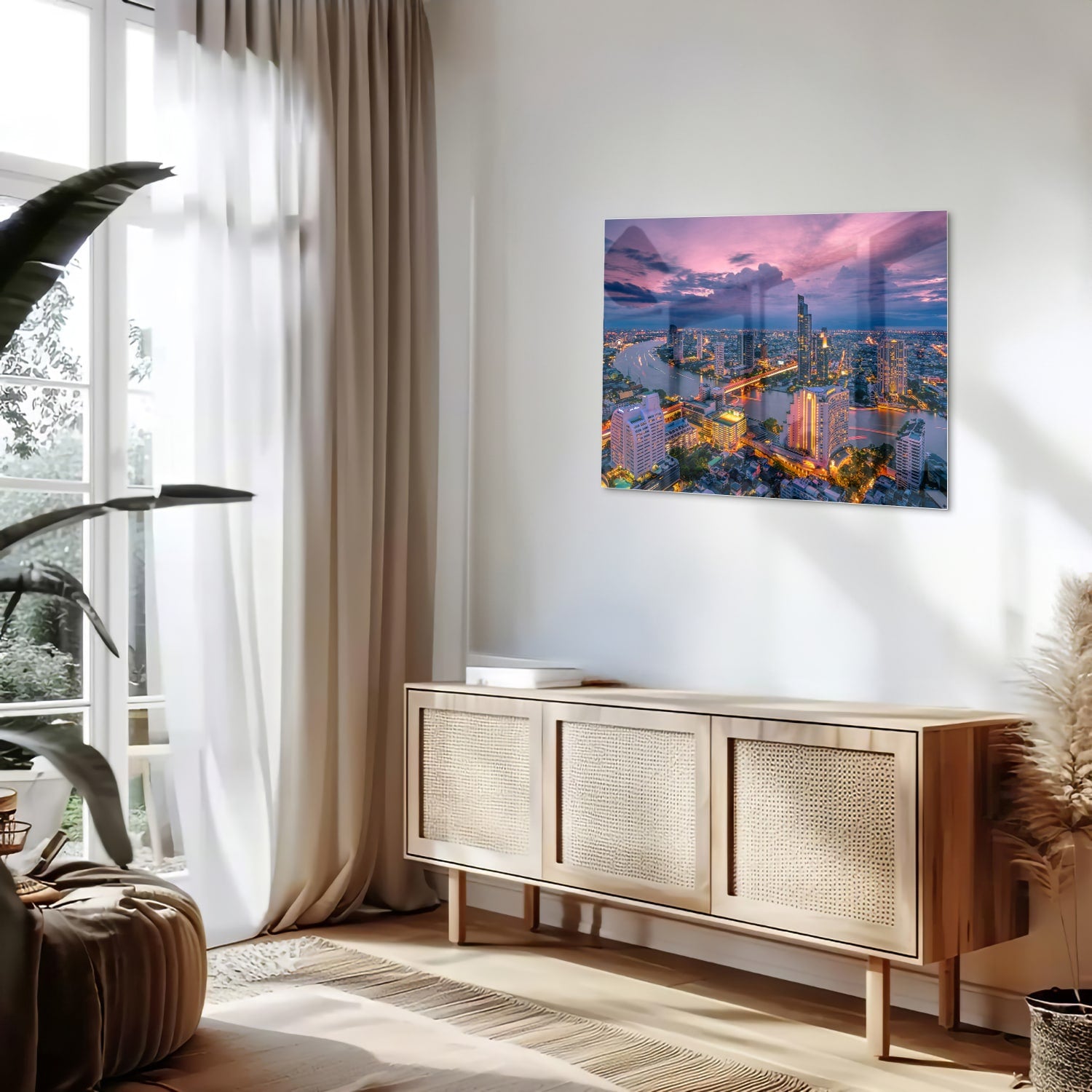 Glazen schilderij van een stad met avondlicht, perfect voor in huis.