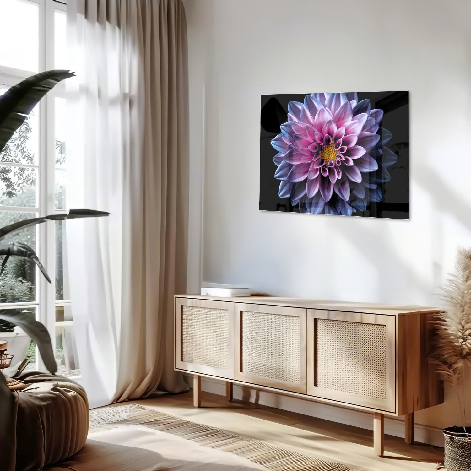 Glazen schilderij van een roze bloem aan de muur in een stijlvolle woonkamer.