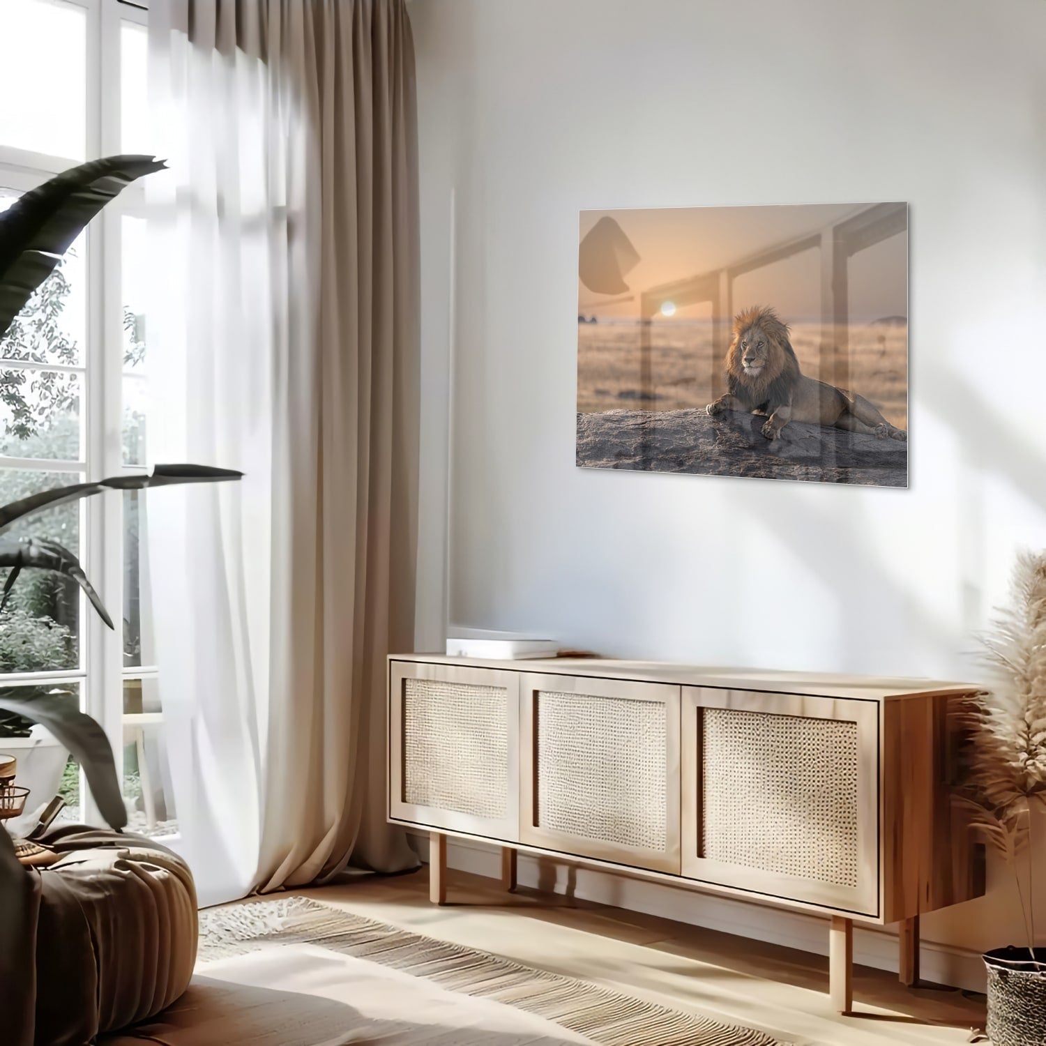Glazen schilderij van een leeuw die op een rots ligt met zonsondergang op de achtergrond.
